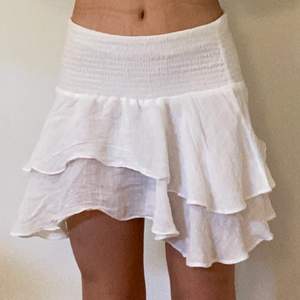 En vit fin volang kjol, använd fåtal gånger strl XS/S, köpte den för runt 159kr säljer för 50kr + frakt 