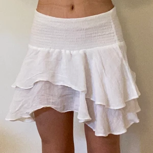 Vit volang kjol  - En vit fin volang kjol, använd fåtal gånger strl XS/S, köpte den för runt 159kr säljer för 50kr + frakt 