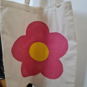 tote bag med motiv 😚 - hej, säljer nu tygkassar/tote bags som jag själv har fixat. (alltså mitt egna design som jag har målat för hand) 🥺 vill man ha andra färger eller ett annat motiv går det att fixa såklart! 😋 150kr, jag bjuder på frakten 😚✌🏼