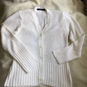 Vit kofta från Osmo storlek L - Vit stickad kofta från Oxmo storlek L 100% akryl.