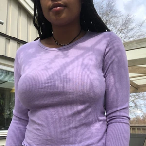 Lila tröja - En lila tröja från Zalando, storlek L men sitter mer som en Medium!! Tröjan kostar 60kr och frakten på 30kr