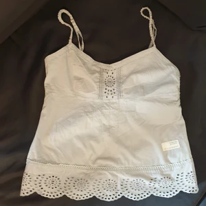 odd molly linne - jättefint beige/ ljusgrått linne från odd molly. står storlek 36 men jag skulle säga att den är i storlek 38/40 därför är den tyvärr för stor för mig.