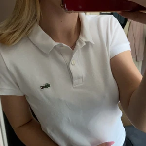 Lacoste - Säljer en vit Lacoste tröja. Har aldrig kommit till direkt användning så varför inte sälja den. Nästan som ny, helt felfri, står dock den är storlek 40 men passar lätt mig som har 36. Vet inte vad jag ska sätta för pris men buda från 100kr