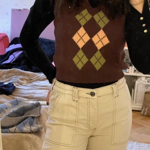 Väst  - Säljer denna snygga väst från shein då den inte kommer till användning. Mycket bra skick.  Inga slitningar eller defekter - ser ut som ny. 