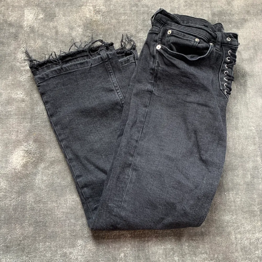 Mörk gråa cropped flare jeans med snörning där fram från Zara. Storlek 36.☺️. Jeans & Byxor.