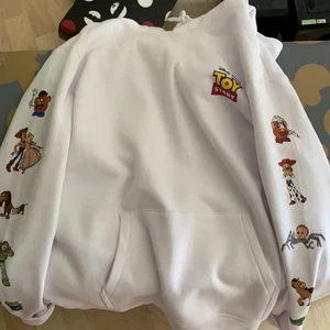 Toy Story Hoodie Size L - Endast använd 2 gånger, mysig hoodie men alldeles för stor för mig! Killhoodie men funkar för tjejer också! Buda gärna.