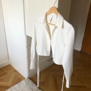 Skjorta - Från Hanna schönberg x nakd, inte genomskinlig och superskön. Öppen rygg med knyte, skriv för fler bilder på osv. Köpt på Plick men säljer nu vidare. Fint skick 