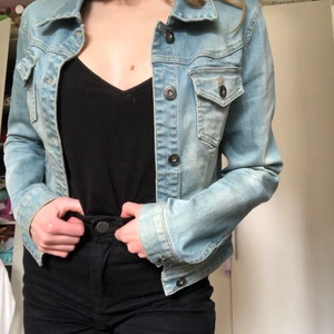 Kort jeansjacka - Lite kortare jeansjacka i så mjukt material. Sitter så snyggt till högmidjade byxor. Säljes då jag har en annan jeansjacka. Skriv för mer bilder! 