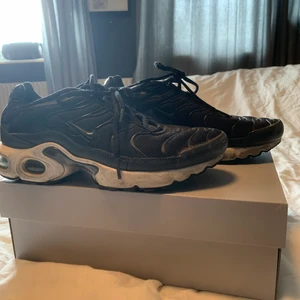 Nike air Max plus dam st 38 - Säljer Nike air Max plus dam st 38, använda därav priset köpte dom för 1,900, fina skor i allmänthet men lite slitna,