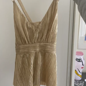 Guldigt linne - Supersnyggt guldigt party linne som aldrig har använts! 🤩💥⚡️💖 obs, frakt ingår ej i priset 😭