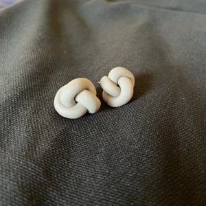 🌾✨🐚Grå beiga örhängen🐚✨ 🌾 - Hemmagjorda clay örhängen, grå beiga i färgen ✨frakt 15kr✨🌾🐚