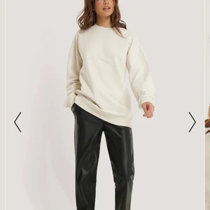 Oversized Crewneck Sweatshirt ( NAKD)  - En oversized sweatshirt i en biege färg från NAKD i storlek XS. Använd ett fåtal gånger. Den sitter mer som en S/M i tanke på att den är oversized i storleken. ✨✨ nypris är 399 kr 