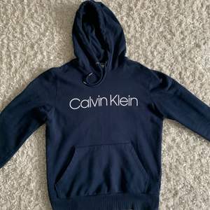 Säljer denhär snygg Calvin Klein hoodie!!Den är i bra skick och använd få gånger!😆