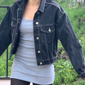 Asos jeansjacka  - Mörkgrå jeansjacka med stygn, stitch