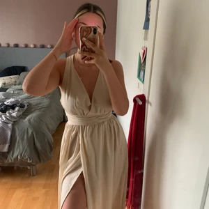 Balklänning  - Säljer min jätte fina balklänning som endast är använd en kväll, säljs då den inte kommer till användning! Köpt på bubbleroom för 2 år sen, perfekt till er som ska ha bal i år🥰 jag är 168 och den är för lång för mig!