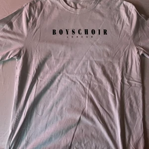 Boyschoir t-shirt - En t-shorts från junkyard som nästan aldrig är använd. Orginalpriset är 300. Kommer strykas innan paketering.