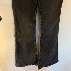 Jeans - Byxorna är från Gina tricot i storlek 34. Jag har aldrig använt dom och prislappen är kvar. Jag köpte byxorna för 499kr och jag säljer dom för 399kr