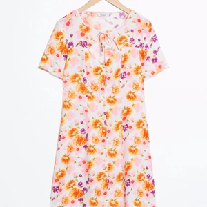 Blommig klänning & other stories stl 34 - SÅ drömmig klänning från & other stories. Aldrig använd. Stl 34💘 Köpt för 790kr