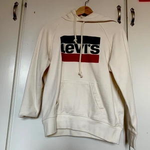 Levi’s Hoodie - Oanvänd Levi Hoodie på bra skick! Skön och mysig, ligger på st S🤗