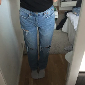 Jeans med hål  - Trendiga jätte fina jeans med slitningar och hål. Knappt använda 💕