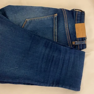 Jeans från Gina tricot - Snygga tajta ( skinny) jeans från gina tricot. Skicket är helt ok då det finns flera repor på baksidan av jeansen💞 strl 26 så typ XS/S