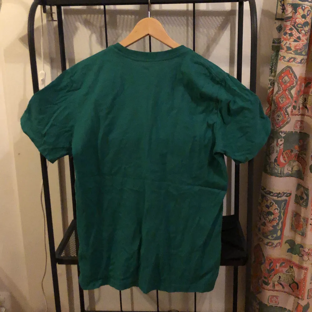 Säljer en grön nike t-shirt. Storlek M, knappt använd. Den är i ett bra skick. Köparen står för frakten! Kontakta mig om ni vill veta mer eller ha detalj bilder.. T-shirts.