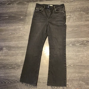 Gina jeans - Världens finaste jeans med lite vidare ben och slitet nertill vilket är JÄTTEfint! Pris kan diskuteras, dessa är i st36 och passar även 34💗 nypris 599