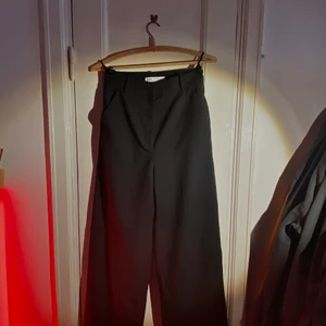 Byxor från zara!  - Kostymbyxor från zara, dom är i ull så dom är super varma o sköna på vintern! Aldrig använda dock är lappen borttagen. 