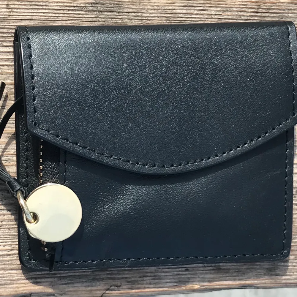 Liten söt plånbok i äkta kalvskinnsläder. Den är aldrig använd, så den är super fräsch. Den kommer från Mint & Berry.                Ny/butikspris ca 700kr. Vill du se fler bilder så hojta till.. Accessoarer.