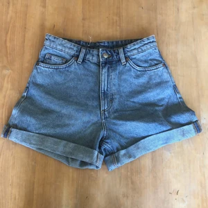 High waist short Monki  - Säljer dessa shortsen från Monki, modellen är hög i midjan. Säljer på grund ut av att de är för stora för mig. De är i väldigt bra skick då de bara är använnda en gång. Frakten tillkommer. 