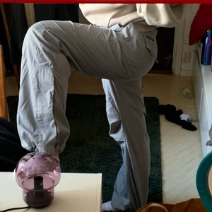 Cargobyxor - Perfekt skick förutom ett band som gått av. Skriv för fler bilder! finns fler detaljer som inte fick plats på bilderna :)💕 supersnygga som går att justera både i midjan och längst ner så de passar allt från xs upp till L beroende på hur du vill ha passformen