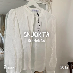 Skjorta - Vit skjorta med struktur ifrån NAKD.  Köparen betalar frakt🤍📦
