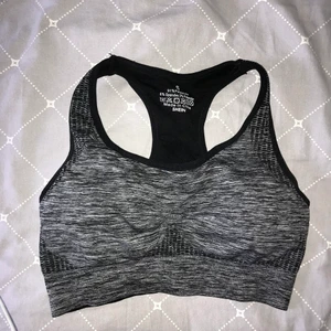 Sport-bh  - Helt ny oanvänd sport-bh från Shein. Med ilägg. 