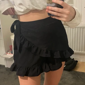 Byxkjol - Säljer min jättesöta byxkjol från bikbok perfekt till sommaren! Är i storlek 38 men passar även mig som brukar ha 36/34💕 använd fåtal gånger, köparen står för frakten💕💕