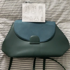 Grön väska  - Den är helt ny , har inte använd för jag gillar inte färgen. Man kan ha som axelväska eller ryggsäck , väldigt praktiskt. 