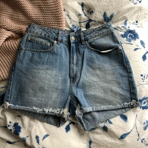 Jeansshorts - Superfina högmidjade jeansshorts🌸 iprincip oanvända. Köpare står för frakt💚