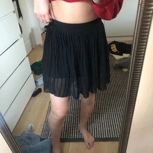 Kjol - Kjol som jag fick i födelsedags present men som jag ej använt så mycket, den är insydd där bak. Väldigt bra skick❤️