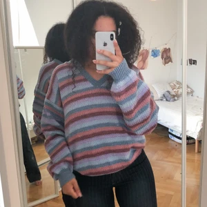 Stickad tröja  - Storlek står ej. Visad på en 36a