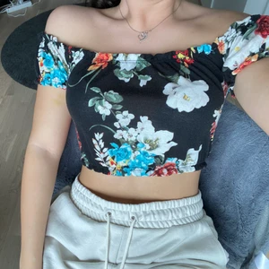 Söt topp - Säljer denna söta topp ifrån Ginatricot. Använd några fåtal gåmger. Storlek S. Köparen står för frakt. 💞