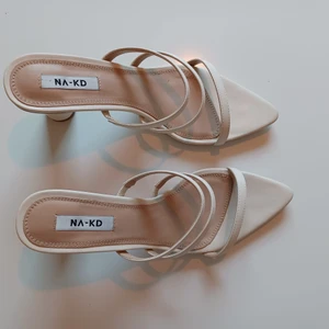 Skor från NA-KD - Snygga beiga skor i nyskick inköpta förra sommaren i strl 41. Tyvärr för stora för mig så har aldrig kommit till användning. 200 kr, köpare betalar frakt 🌼
