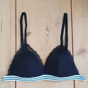 BH topp strl S - Såå fin BH/topp från märket Beck Söndergaard i storlek S. För stor för mig tyvärr så endast använd en gång. Nypris 399 kr, säljer för 260 kr <3