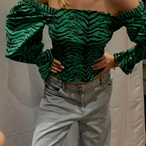 Zebramönstrad topp - Topp från asos, funkar både att ha off shoulder och på axlarna. 