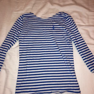 3/4 ärm från Ralph Lauren  - En fin randig tröja med 3/4 ärm från Ralph Lauren. Den är i bra skick och nästan oanvänd. Köpare står för frakt💕