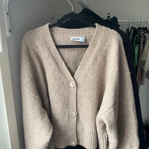 Beige stickad tröja  - Beige stickad tröja i super bra skick! Använd fåtal gånger! 