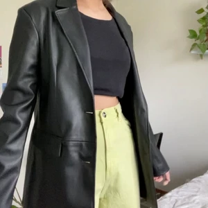 Skinnblazer - Fin svart blazer i skinnimitation. Säljer då den är lite för liten för min smak, den är använd en gång. Köparen står för frakt.❤️