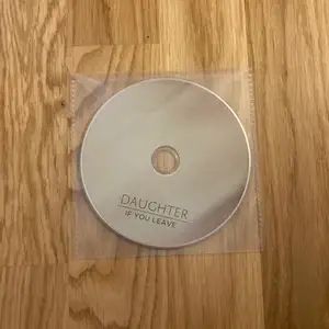Dauchters album ”If you leave” på CD. Skivan kom tillsammans med samma album på vinyl, därav inget fodral. Perfekt skick. Köparen betalar frakt.