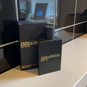 Zadig parfym - Herrparfym från Zadig & Voltaire version Just rock! Säljer den för att jag knappt använder den. Har används med Max 40 sprut. Så den är iprincip full. Köpt för 625. Säljer nu för 100 kr. Flaskan rymmer 50 cl. KÖPAREN STÅR FÖR FRAKTEN! Frakt=63 kr.