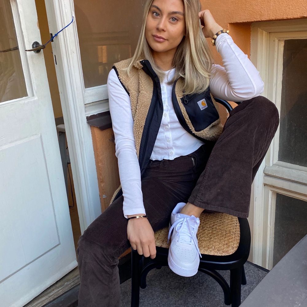 älskar älskar denna väst från carhartt som jag köpte redan för några månader sedan men jag känner att jag inte kommer använda det så mycket och jag måste rensa ut.. använd några fåtals gånger och är i nyskick. Nypris: ca 1700 💗 (denna är xs i herrmodell så den sitter typ som en S på mig!. Jackor.
