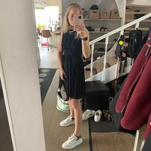 Svart klänning - Klänning från Swing. Aldrig använd, lappen är fortfarande på. Köpte för 1300kr. 