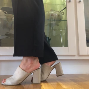 Beiga Klackar  - Beiga klackar från dinsko! Okej skick, lim från tejp på skosulan, inget som syns när man bär dem!!! 66kr tillkommer i frakt därav låga priset, allt ska bort!!!💓